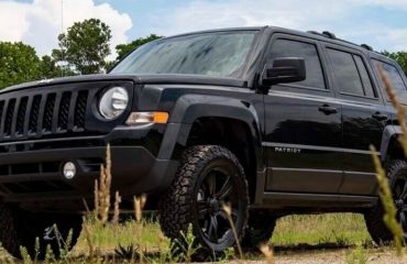 Lifted Jeep Patriot on off-road wheels